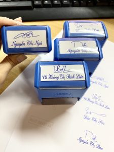 dấu chữ ký kèm tên